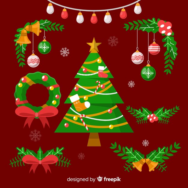 Variedad de decoraciones de hojas de pino con árbol de navidad