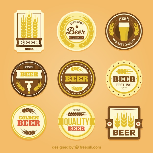 Vector gratuito variedad de pegatinas de cerveza en tonos marrones