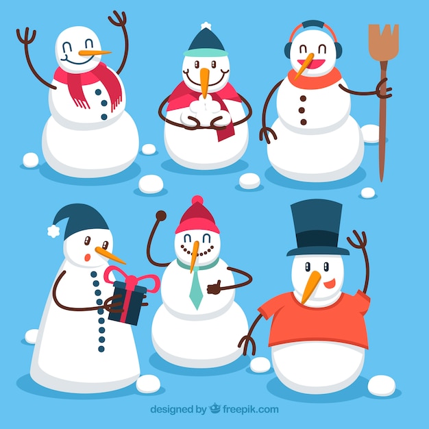 Varios muñecos de nieve con accesorios