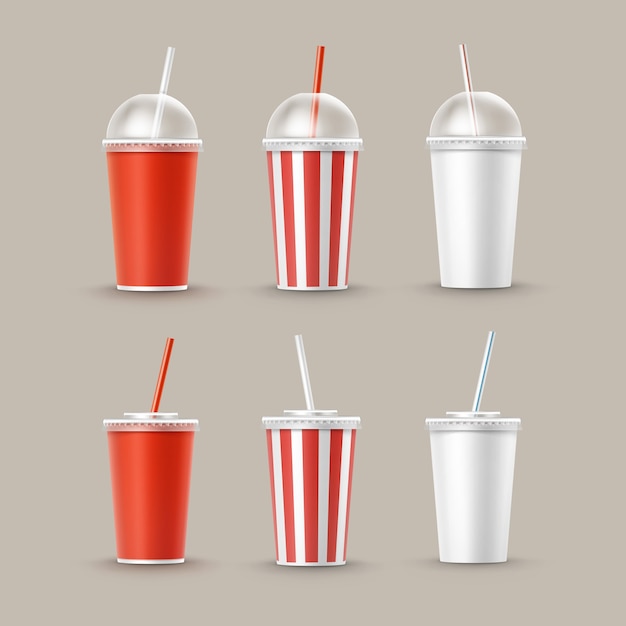 Vector gratuito vector conjunto de vasos de cartón de papel rayado blanco rojo pequeño grande en blanco para refrescos de refresco de cola con tubo de paja aislado en el fondo. comida rápida