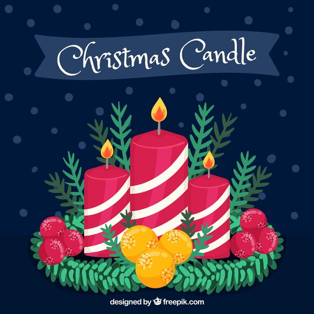 Velas rojas rayadas y decoraciones navideñas