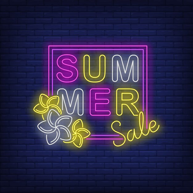 Venta de verano texto de neón en marco con flores.