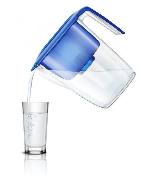 Verter agua en vidrio fuera de la jarra del filtro doméstico a través del proceso de purificación de composición realista del cartucho de carbono
