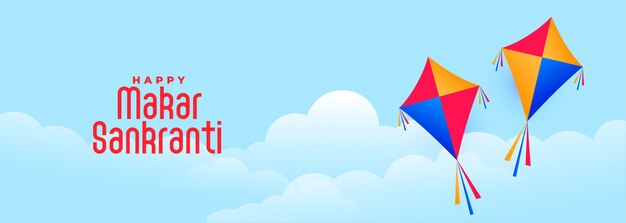Volando cometas en el cielo para el festival indio makar sankranti