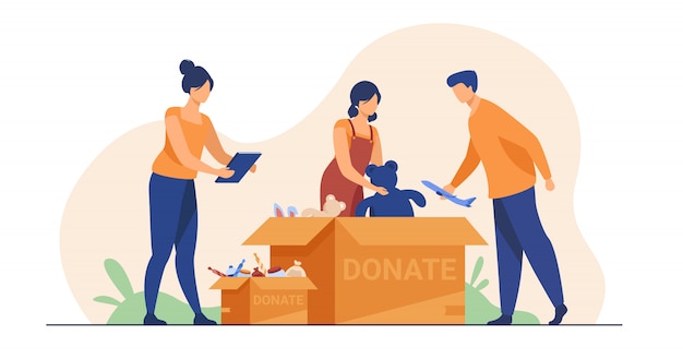 Voluntarios empacando cajas de donación