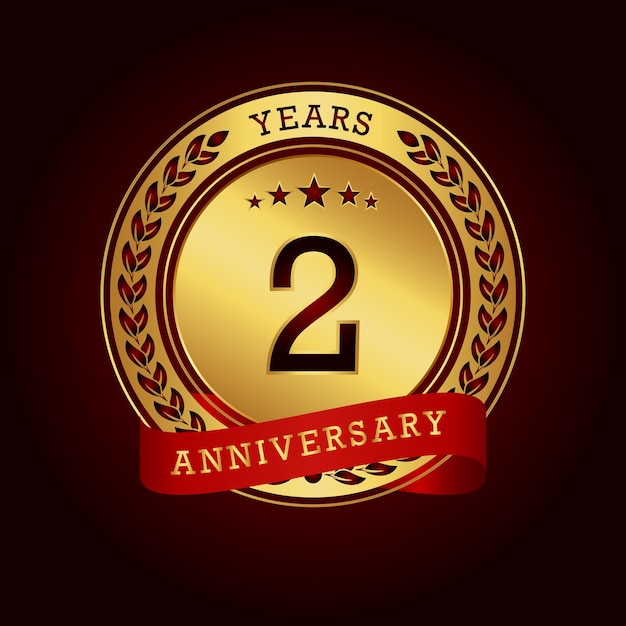 2 años de aniversario con un círculo dorado y una cinta roja en un fondo rojo oscuro