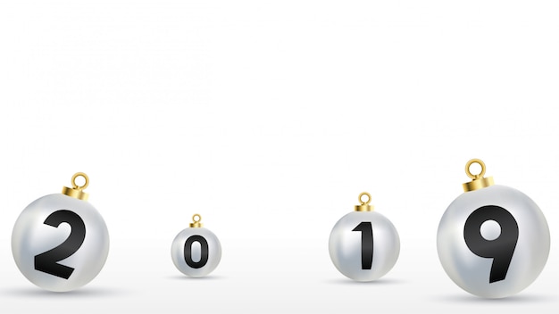 2019 Feliz año nuevo con bolas navideñas de colores.