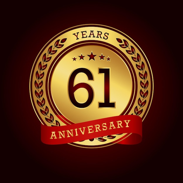 61 años de aniversario con un círculo dorado y una cinta roja en un fondo rojo oscuro
