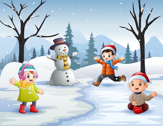 Actividades de invierno al aire libre con niños y muñeco de nieve.