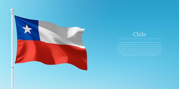 Agitando la bandera de Chile contra el cielo azul claro Copyspace