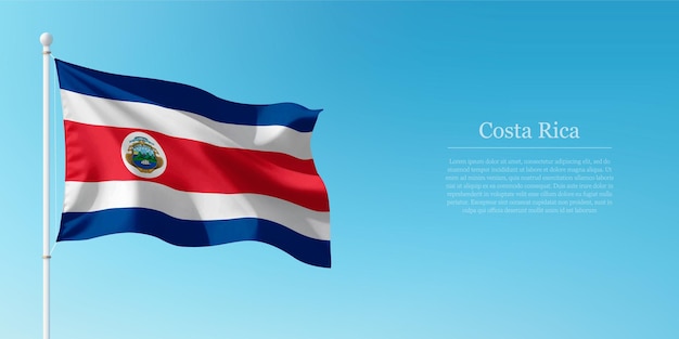 Agitando la bandera de Costa Rica contra el cielo azul claro Copyspace