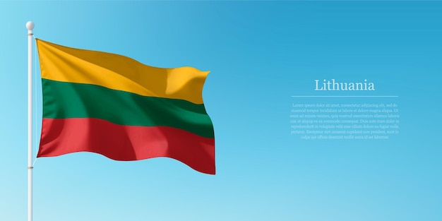 Agitando la bandera de Lituania contra el cielo azul claro Copyspace