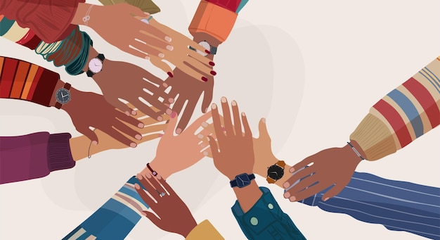 Agrupe las manos una encima de la otra de diversas personas multiétnicas y multiculturalesPersonas de la diversidad