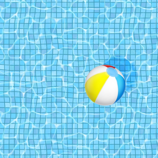 Agua en una piscina y pelota hinchable