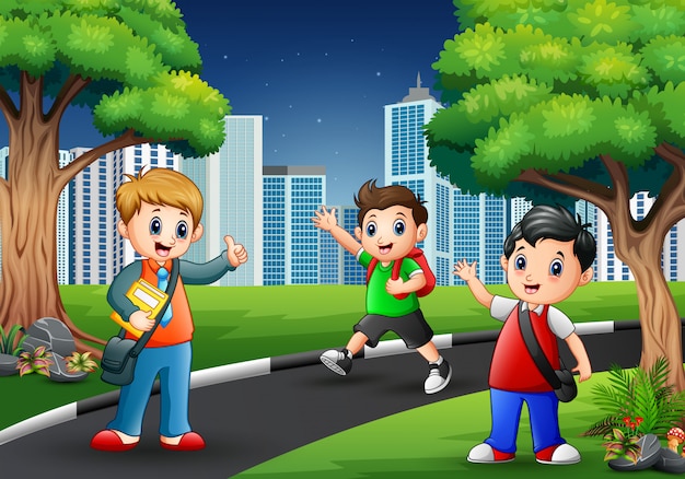 Alumnos felices caminando por el camino de la ciudad.