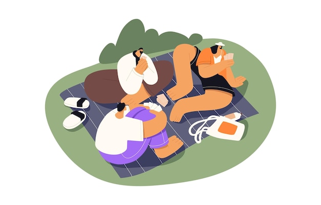 Amigos jugando al juego de cartas en un picnic de verano Personas sentadas en una manta sobre el césped en la naturaleza Hombres y mujeres en actividades de ocio al aire libre el fin de semana Ilustración vectorial plana aislada en fondo blanco