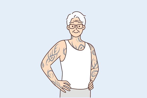 Anciano con tatuajes en los brazos y el cuerpo se para con las manos en el cinturón orgulloso de buena salud en la vejez