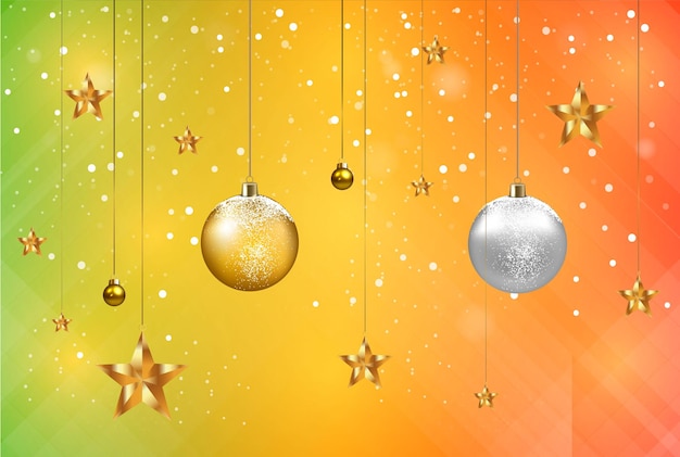 un árbol de Navidad con una bola de oro colgando de él
