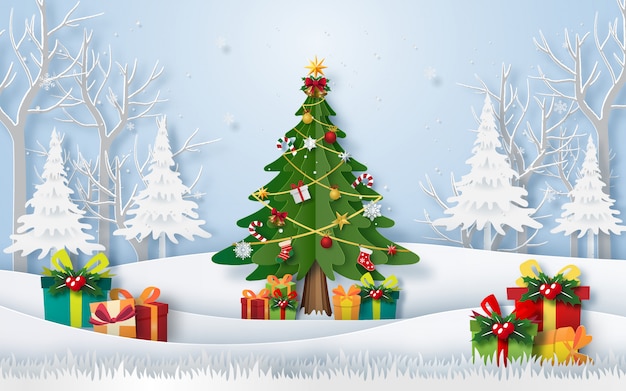 Árbol de navidad en el bosque con regalos