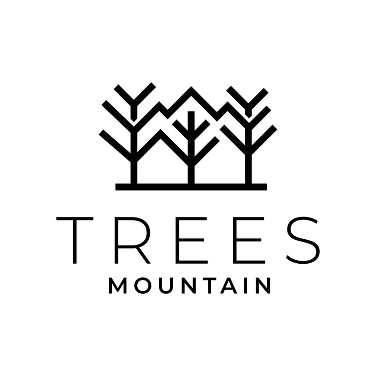 árboles simples y diseño de logotipo de montaña