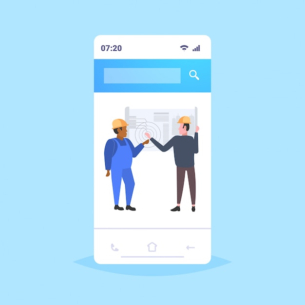 Arquitectos pareja trabajando con equipo de ingenieros de carrera mixta de planos discutiendo el nuevo proyecto de construcción durante la reunión de técnicos industriales concepto de trabajo en equipo aplicación móvil en línea integral