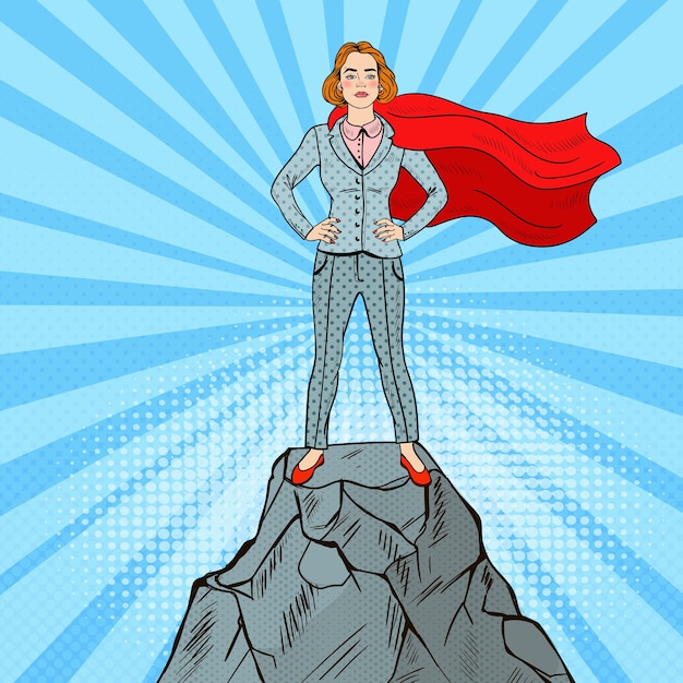 Arte pop confidente mujer de negocios superhéroe en traje con capa roja de pie en el pico de la montaña.