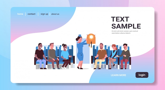 Azafata explicando a los pasajeros de las razas mixtas cómo usar el chaleco salvavidas azafata en concepto de demostración de seguridad uniforme tablero de avión interior copia espacio horizontal
