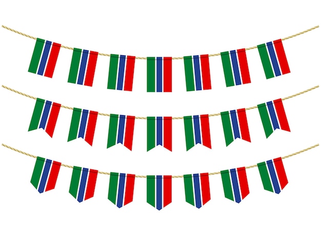 Bandera de Gambia contra las cuerdas sobre fondo blanco. Conjunto de banderas del empavesado patriótico. Decoración del empavesado de la bandera de Gambia