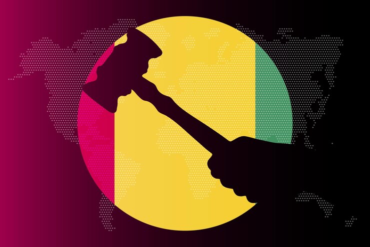 Vector bandera de guinea con ley de concepto de corrupción de mazo de juez o banner de noticias de resultado legal