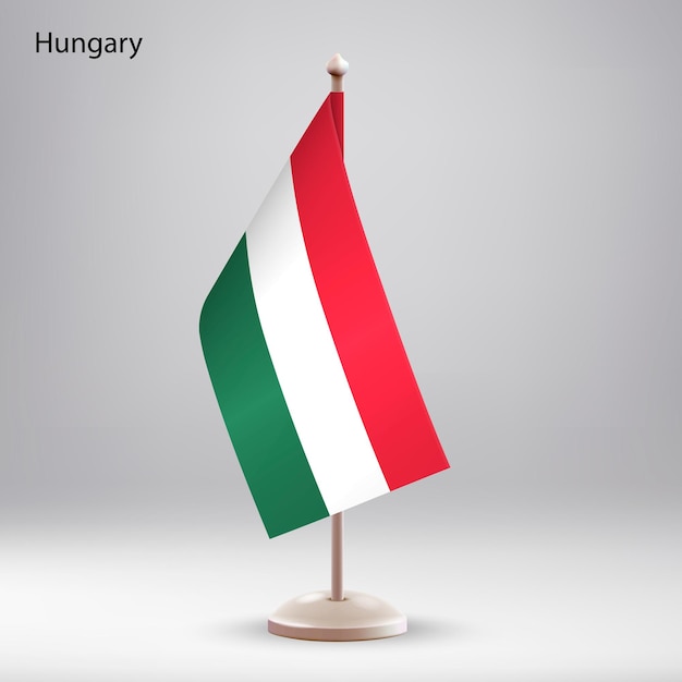 La bandera de Hungría colgando en un soporte de bandera