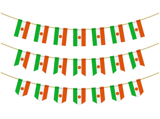 Bandera de níger contra las cuerdas sobre fondo blanco. conjunto de banderas del empavesado patriótico. decoración del empavesado de la bandera de níger