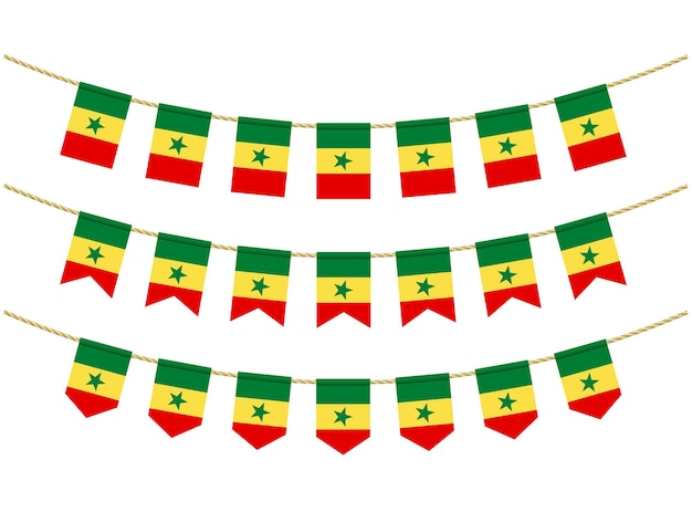 Bandera de Senegal contra las cuerdas sobre fondo blanco. Conjunto de banderas del empavesado patriótico. Decoración del empavesado de la bandera de Senegal