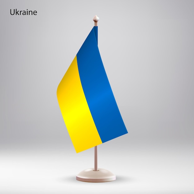 La bandera de Ucrania colgando en un soporte de bandera