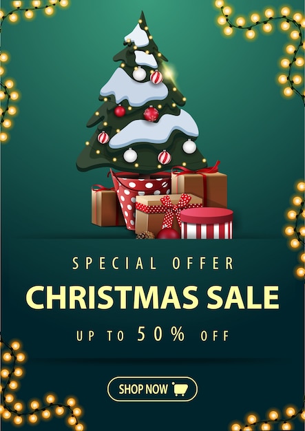Banner de descuento de oferta especial con guirnalda, botón y árbol de Navidad en una olla con regalos