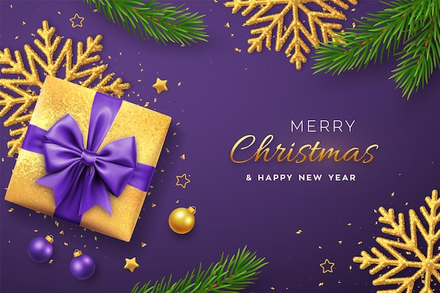 Banner de Navidad. Caja de regalo de oro realista con lazo morado, copo de nieve brillante, estrellas doradas, ramas de pino, confeti, bolas. Fondo de Navidad, cartel horizontal, tarjetas de felicitación, sitio web de encabezados. Vector.