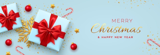 Banner de Navidad Cajas de regalo azul realistas con lazo rojo, estrellas doradas, bolas de copo de nieve doradas brillantes y bastones de caramelo