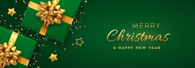 Banner de Navidad. Cajas de regalo verde realistas con lazo dorado, estrellas doradas y confeti brillante. Fondo de Navidad, cartel de Navidad horizontal, tarjetas de felicitación, sitio web de encabezados. Ilustración vectorial.