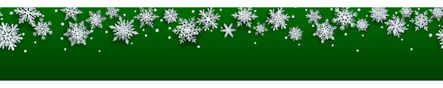 Banner de Navidad de copos de nieve de papel blanco complejo con sombras suaves sobre fondo verde. Con repetición horizontal