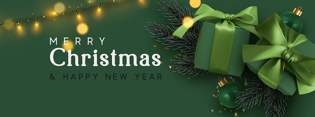 Banner navideño Feliz Navidad y Próspero Año Nuevo. Diseño navideño con objetos realistas, caja de regalo realista de color verde oscuro, bolas, guirnaldas de lámparas, confeti dorado brillante. Cartel horizontal festivo