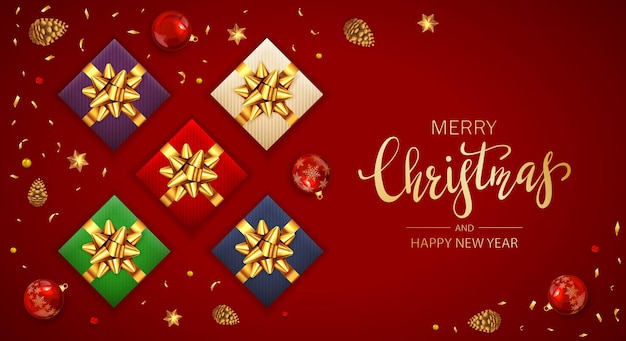 Banner de vacaciones con bolas de Navidad, piñas, abalorios, regalos de colores con lazo dorado y estrellas sobre fondo rojo. La ilustración se puede utilizar para el diseño de Navidad, carteles, tarjetas, sitios web, encabezados.