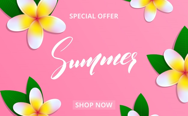 Banner de venta de verano con flores frangipani y letras de verano para promoción, descuento, venta, web.