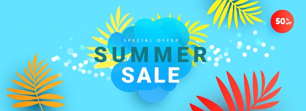 Banner de venta de verano con hojas tropicales.