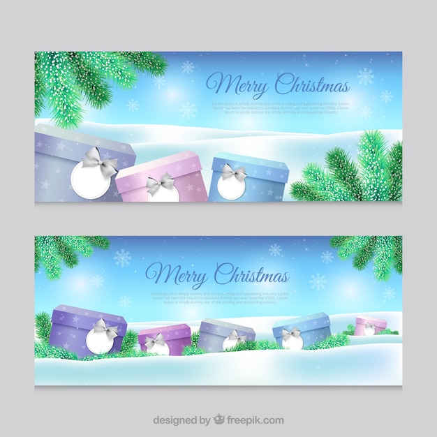 Banners navideños con regalos y copos de nieve en estilo realista