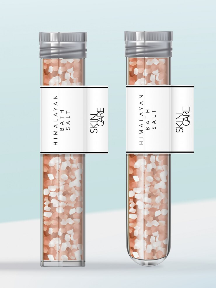Baño o condimento Sal rosa del Himalaya en envases de tubo de ensayo de base plana o redonda. Vidrio transparente o plástico con tapón de rosca de plata metálica.