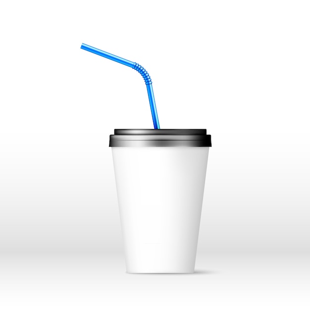 Beba vaso de papel con pajita azul sobre fondo blanco.