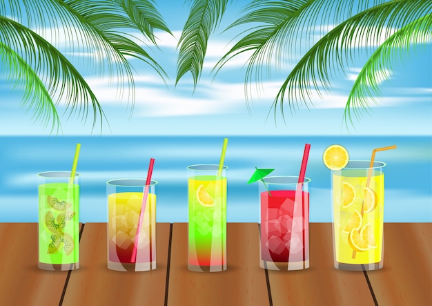 Bebidas de verano sobre la mesa en el fondo de la playa.