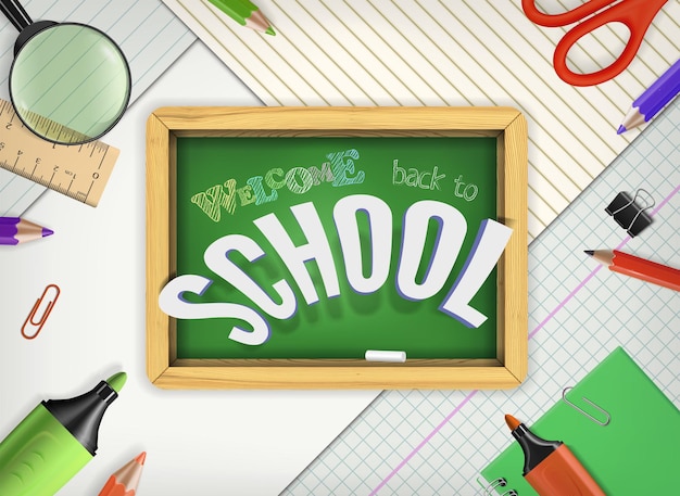 Bienvenida realista en 3D de vuelta a la escuela Título del cartel Diseño con artículos escolares alrededor de una pizarra verde en un fondo de papel de cuaderno Vector colorido concepto de ilustración para la bienvenida a la bandera