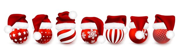 Bola de navidad con sombrero rojo de santa claus aislado sobre fondo blanco. plantilla de decoración de vacaciones. gorra de papá noel de malla degradada con pelo.