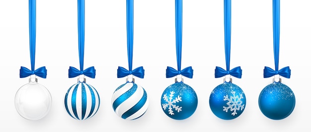 Bola de Navidad transparente y azul con efecto nieve y lazo azul. Bola de cristal de Navidad sobre fondo blanco. Plantilla de decoración de vacaciones.