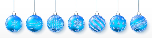 Bolas de navidad brillantes y transparentes de brillo azul brillante. decoración navideña